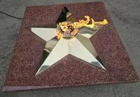 Плита из красного гранита (518205) монтаж комплект горелка ГВД 379 10 89 00 ПС вечный огонь звезда латунь ø 1100 мм. пустотелая  в Пушкино